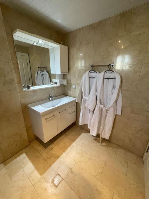 באלאק Excellent 3 Storey Villa With A Swimming Pool מראה חיצוני תמונה
